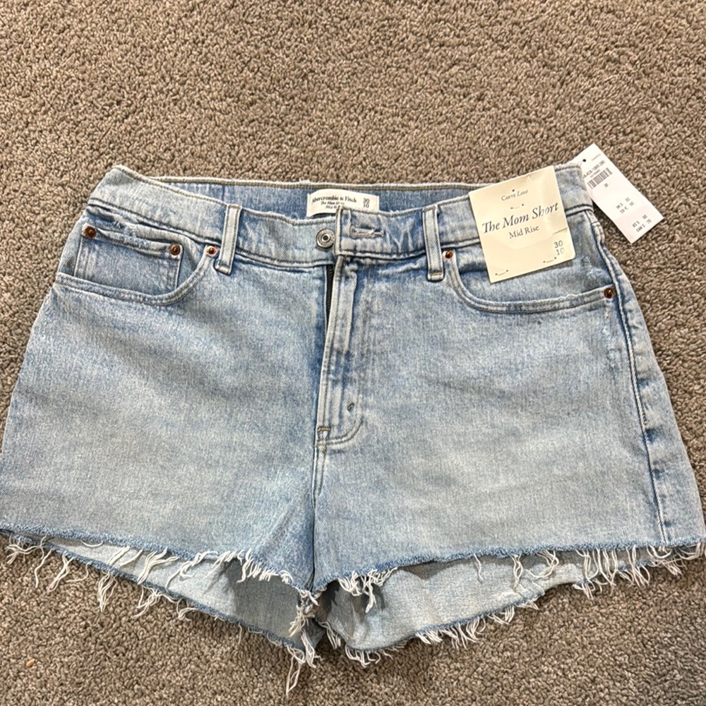 Abercrombie Mid-Rise Mom Short Light Blue Distressed Denim Shorts. NWT